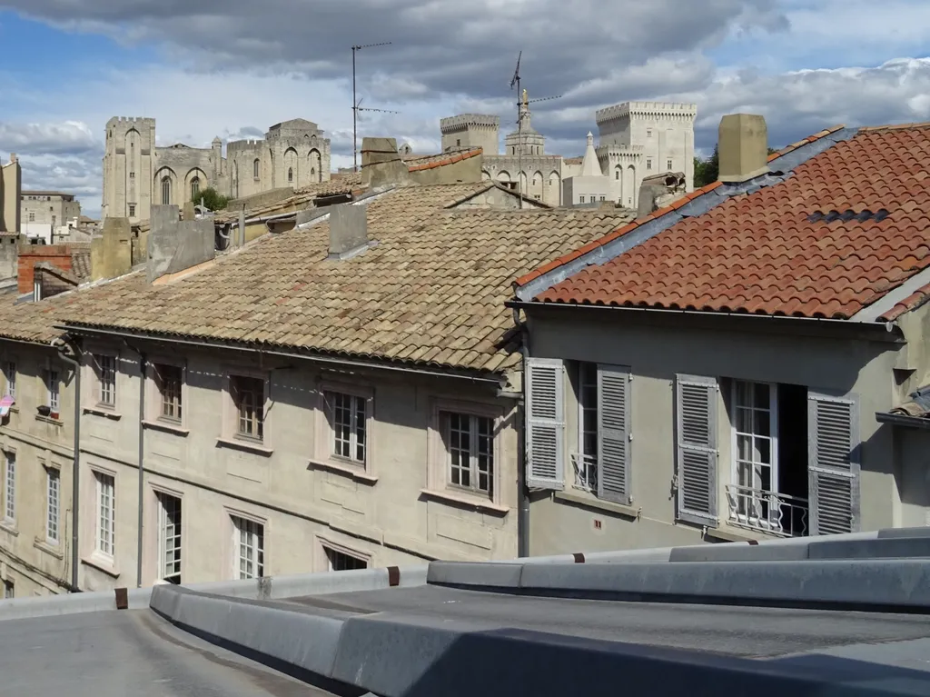 Avignon intra muros dans quartier très recherché, appartement atypique dans immeuble ancien sécurisé avec ascenseur   