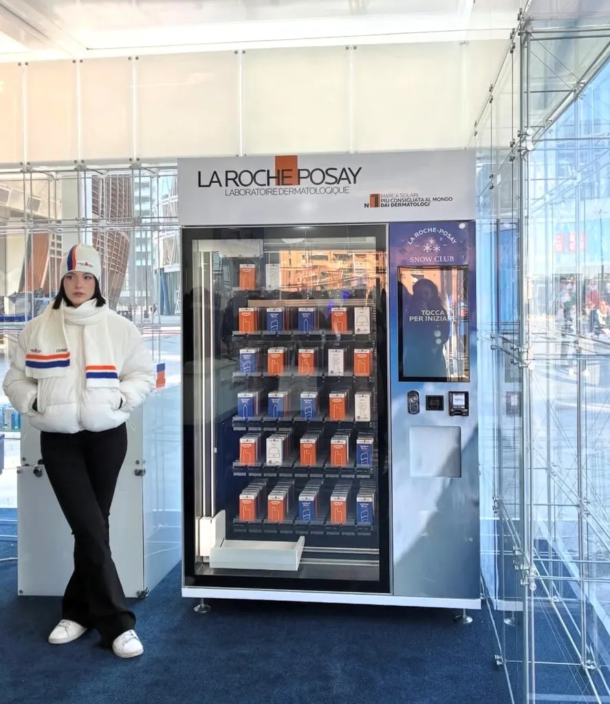 Installation d'un distributeur automatique Bigstore 9 pour le pop-up store La Roche-Posay lors d'un événement éphémère innovant