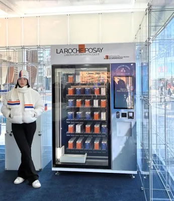 Installation d'un distributeur automatique Bigstore 9 pour le pop-up store La Roche-Posay lors d'un événement éphémère innovant