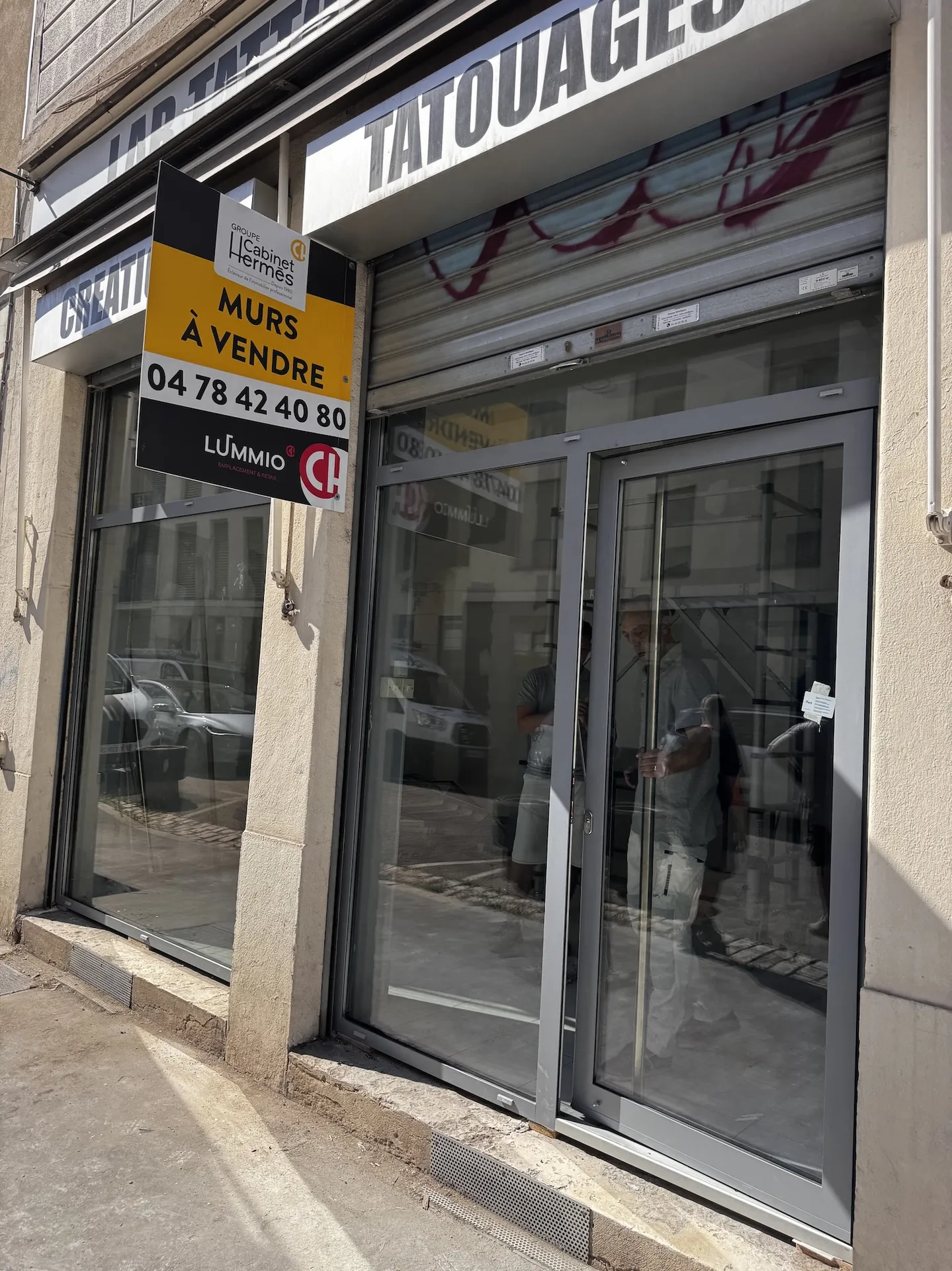 Remplacement d'une vitrine à VILLEURBANNE prés de LYON