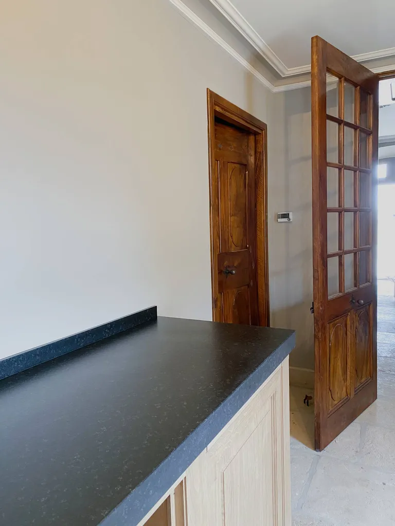 Réalisation et pose d'un plan de cuisine en granit noir Zimbabwé à Arles 