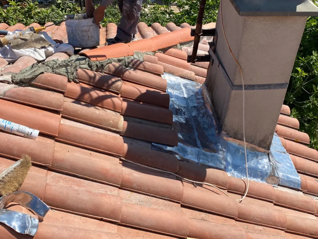 Réparation d’une toiture avec changement du tour de cheminée sur Marignane près de Martigues.