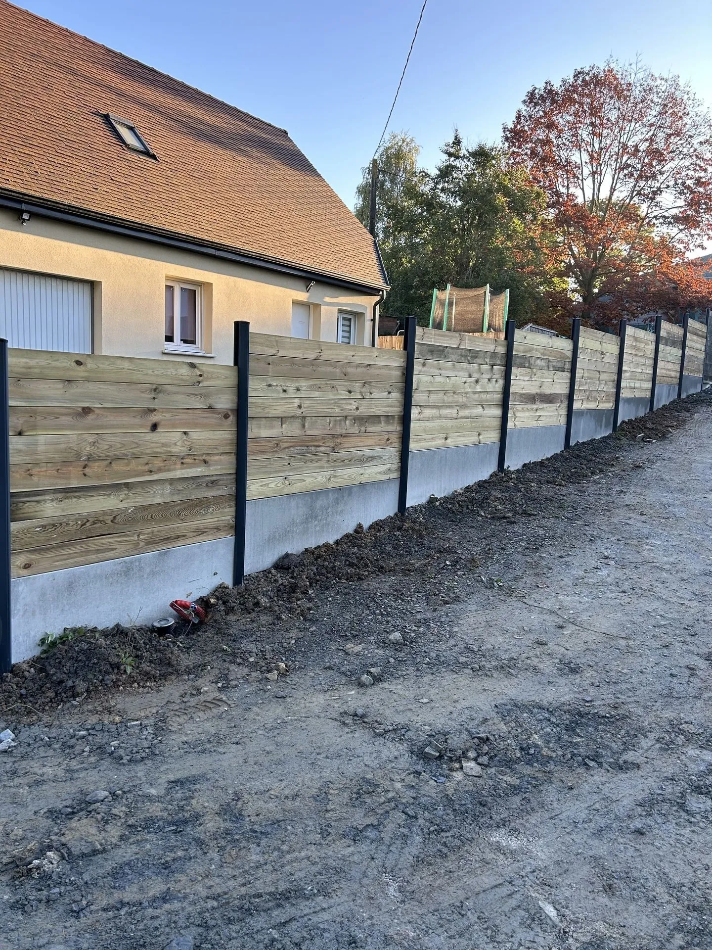 Pose de Clôture mixte béton et Bois Traité sur dalle de Soubassement en Béton à Rouen en Seine-Maritime 76