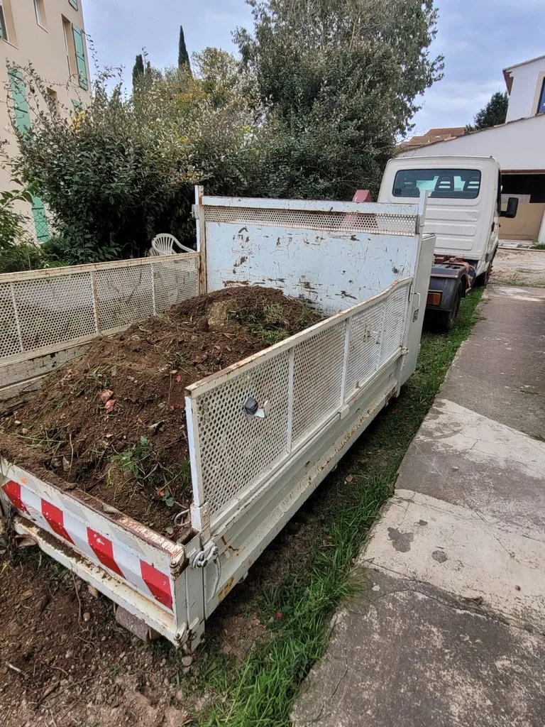 Location benne gravats 4m3 à Vidauban vers Antibes pour chantier rénovation, démolition : pierres, ardoises, céramique et blocs de béton de petite taille.