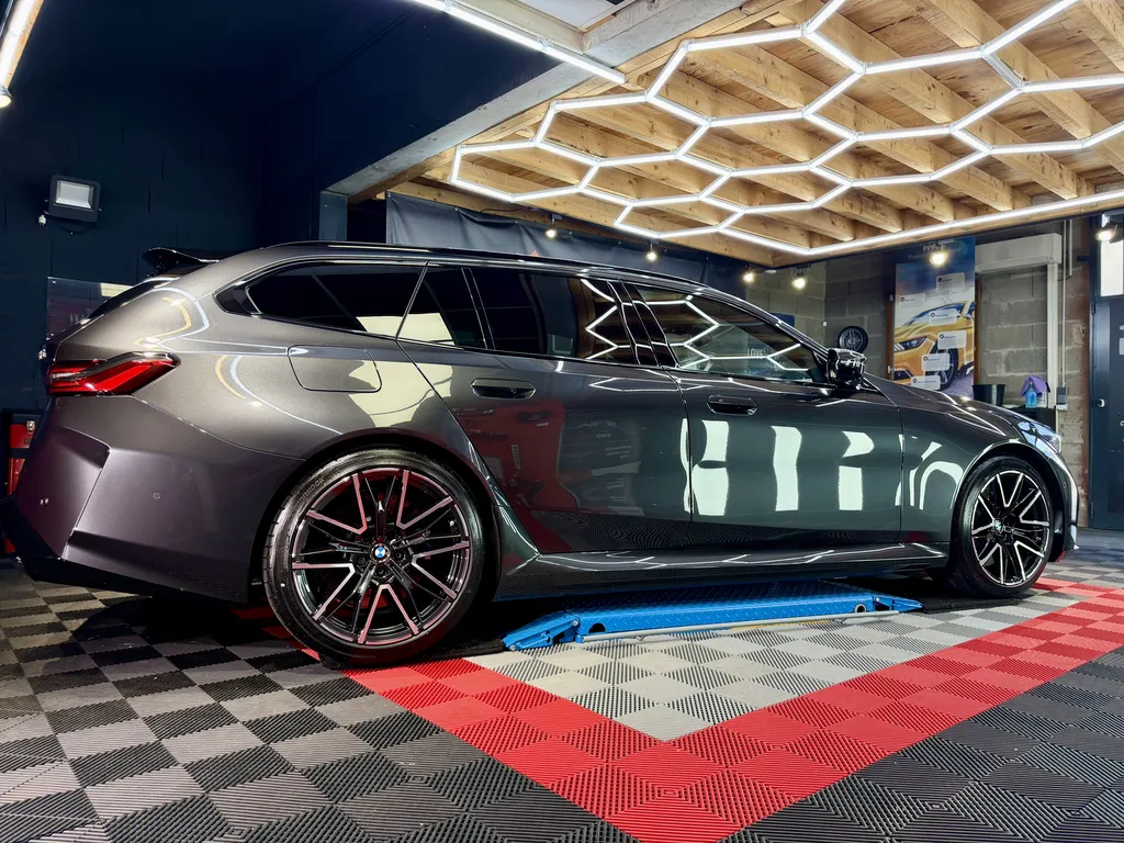 Protection PPF et traitement céramique sur une BMW M5 Touring près de Lyon chez EMB Detailing