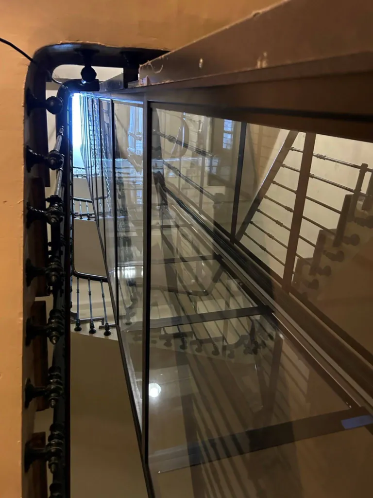 15 mètres de haut c'est.... haut pour cet élévateur vertical en intérieur sur 5 niveaux à Marseille