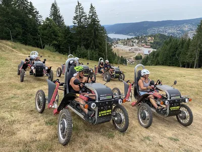 Site de camping avec une flotte de Swincar le tout-terrain électrique véhicule de loisir 