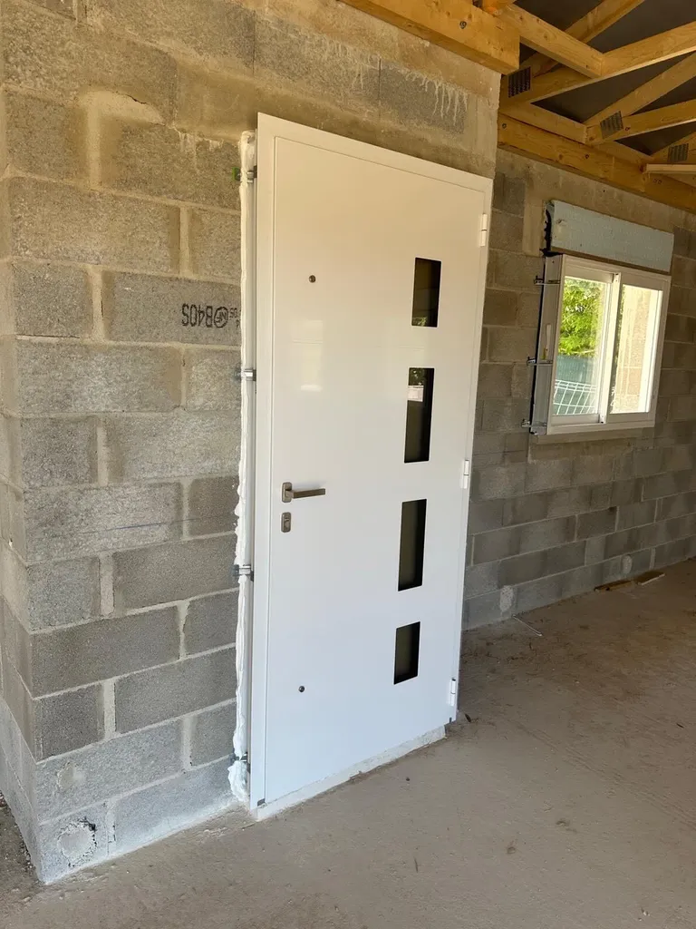 Pose de menuiseries en ALU dans une maison en construction aux PENNES MIRABEAU