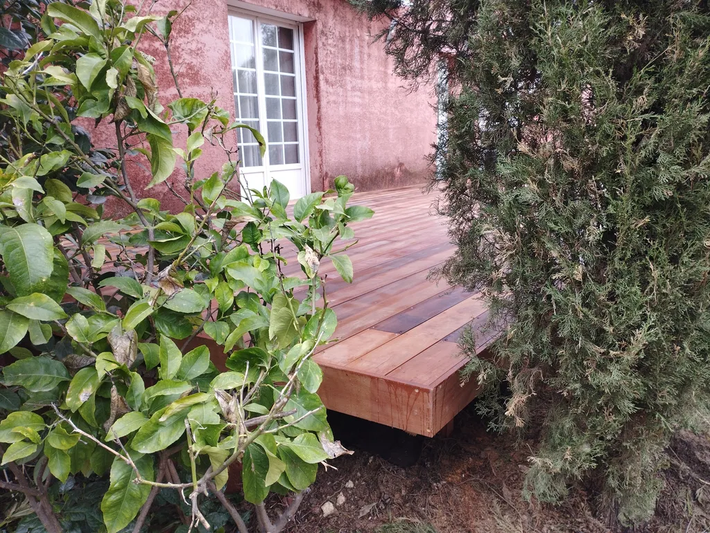Réalisation d'une terrasse sur dalle béton sur plot PVC en itauba à Gigean à côté du Bassin de Thau