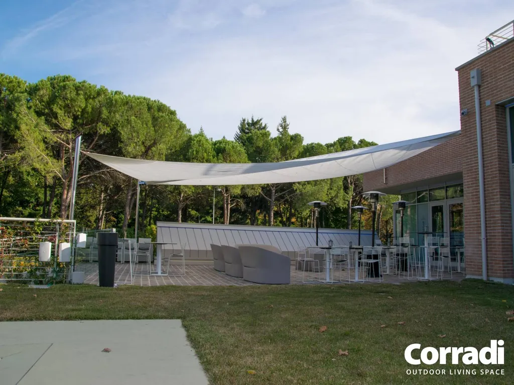 Voile d'ombrage à enroulement sur Antibes 