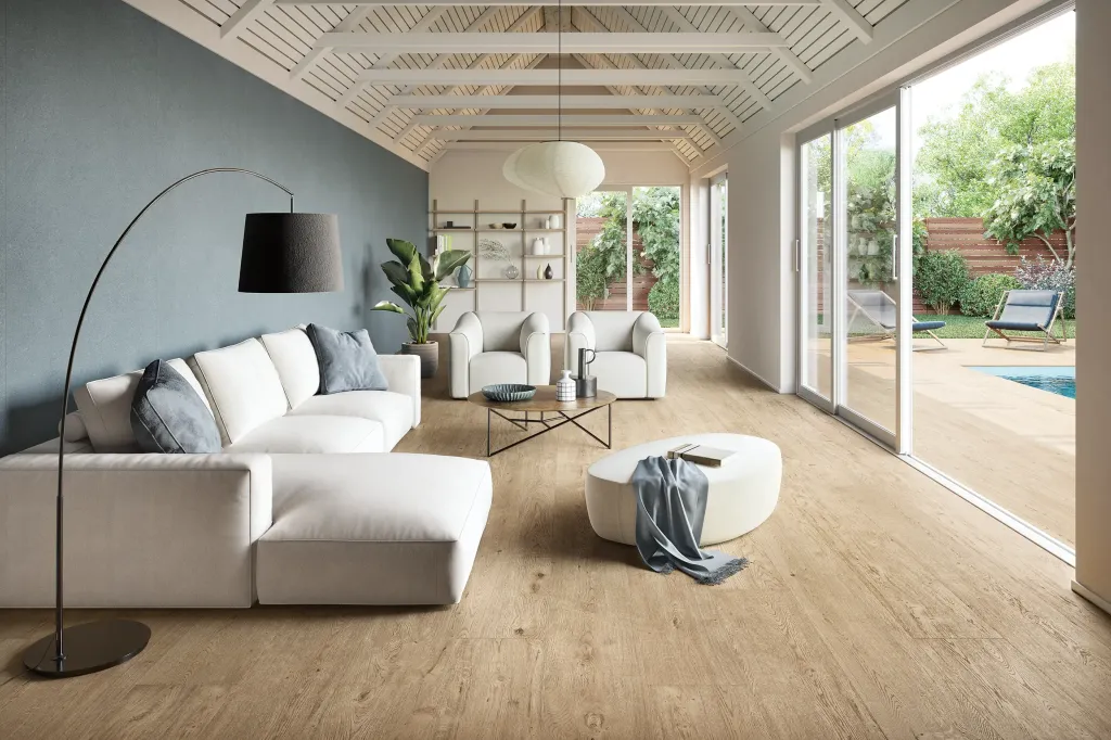 Carrelage aspect bois rectifié LE BRICOLLE : L’âme de Venise dans un grès cérame bois signé Novabell, à retrouver dans nos showrooms de Dieppe et Rouen.