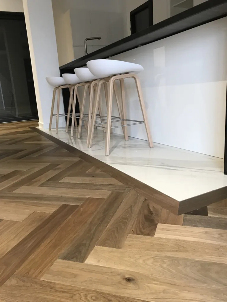Pose de parquet collée en bâton rompu