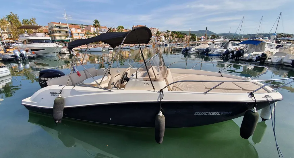 Bateau à moteur en vente d'occassion sur le port de Bandol