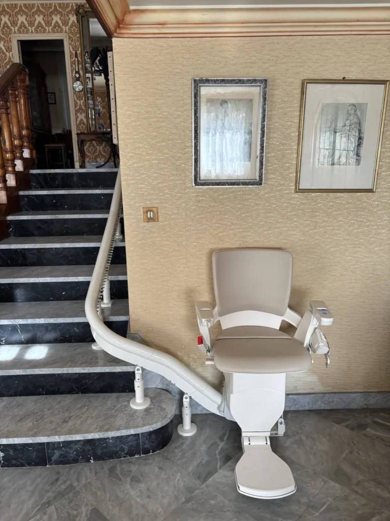 Parfaite intégration à son bel environnement Pivot motorisé pour ce fauteuil monte escalier OTOLIFT Smart en intérieur à Marseille