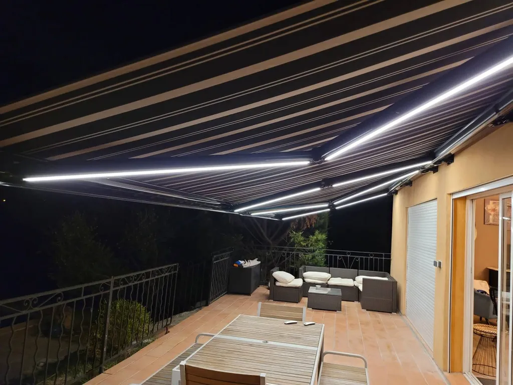 Réalisation de store banne coffre sur mesure à Apt