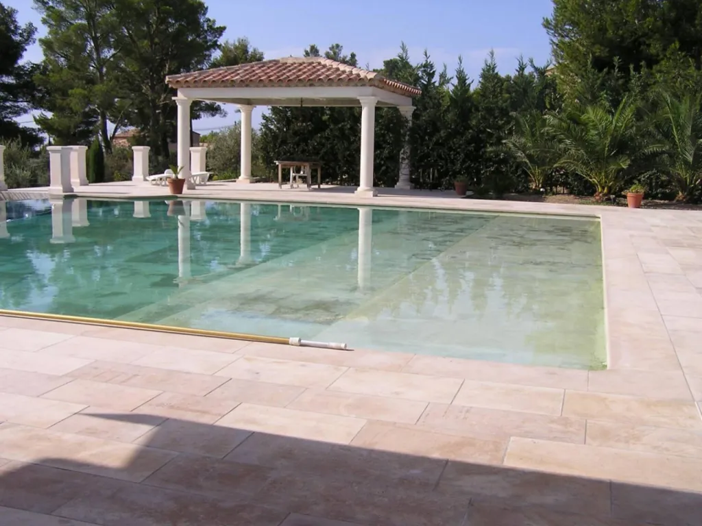Les belles pierres naturelles de France pour dallage extérieur autour d'une piscine sur RDV au 36 rue de Bourgogne à Paris