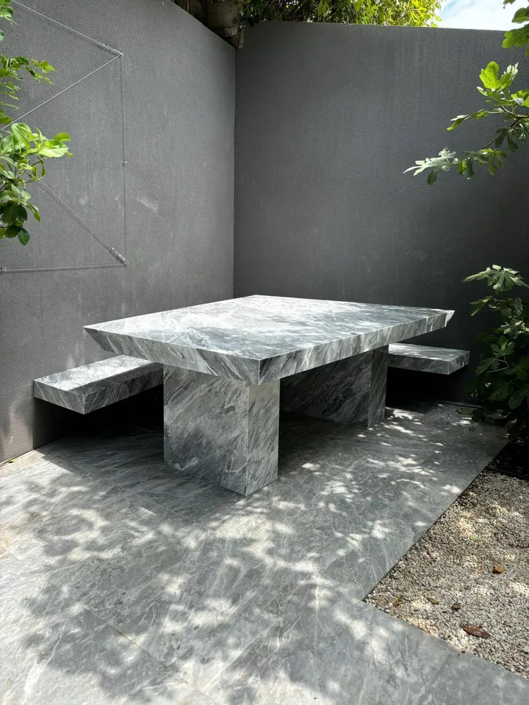 Table et ses banquette sur-mesure en marbre Bardiglio à Eygalières 