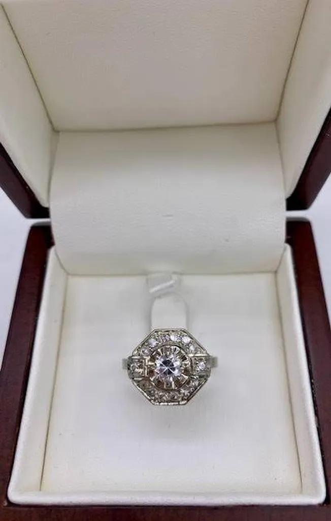 Symbole de Pureté : La Bague Hexagonale qui Unit Élégance et Symbolisme chez Or Ligne à La Teste