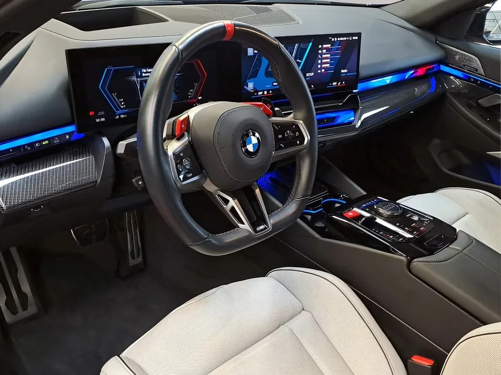 Compteur digital BMW M5 G90 avec affichage sport et volant M multifonction