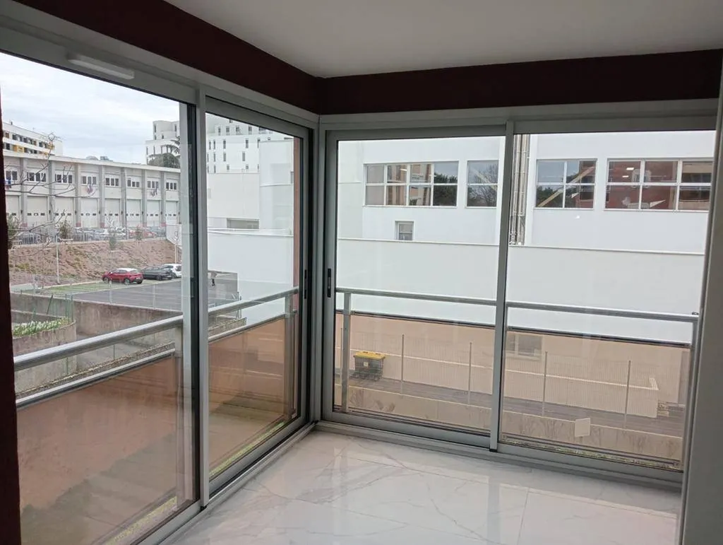 Installation d'une fermeture de balcon en aluminium double vitrage à Lyon 5