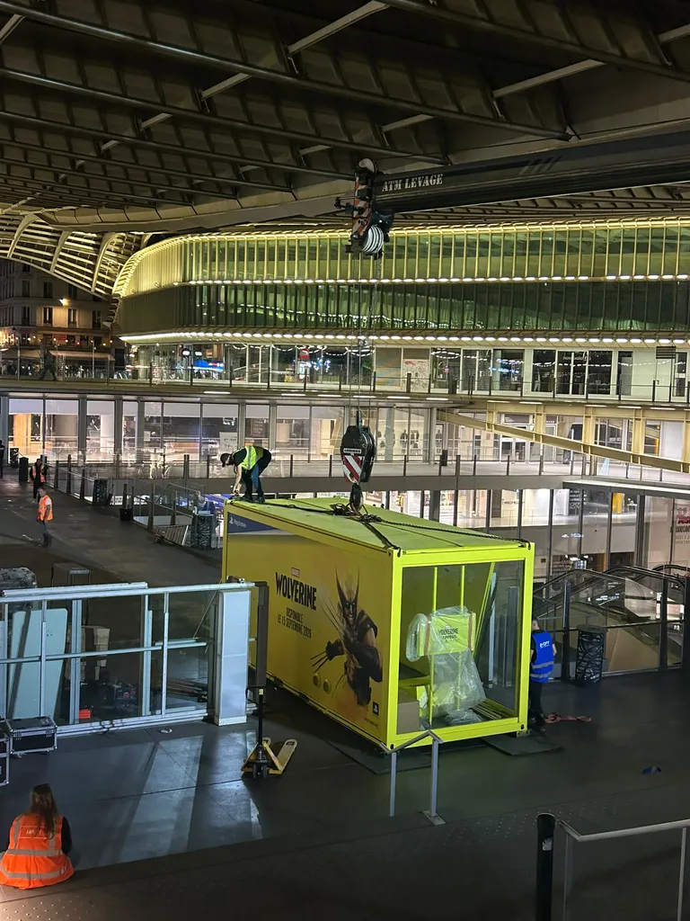 Location Grue mobile pour stand événementiel Paris
