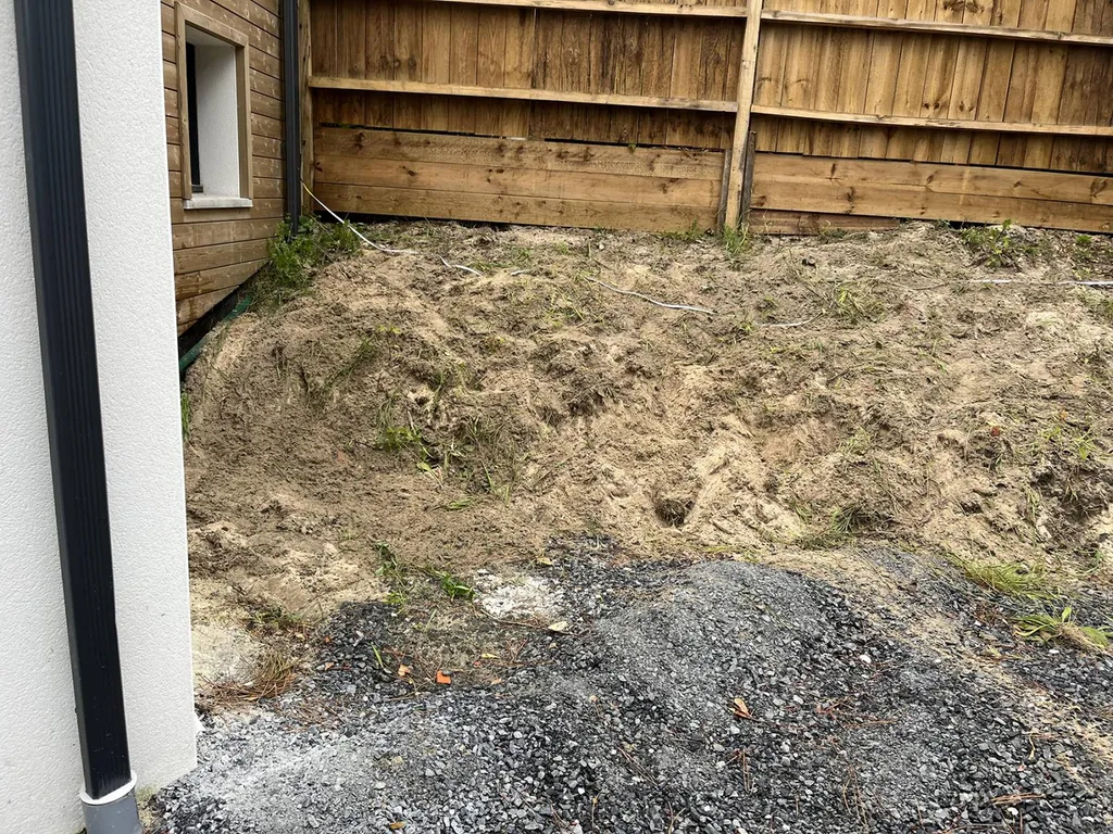 Création d'une retenue de sable avec des traverses en chêne à Mimizan par votre paysagiste