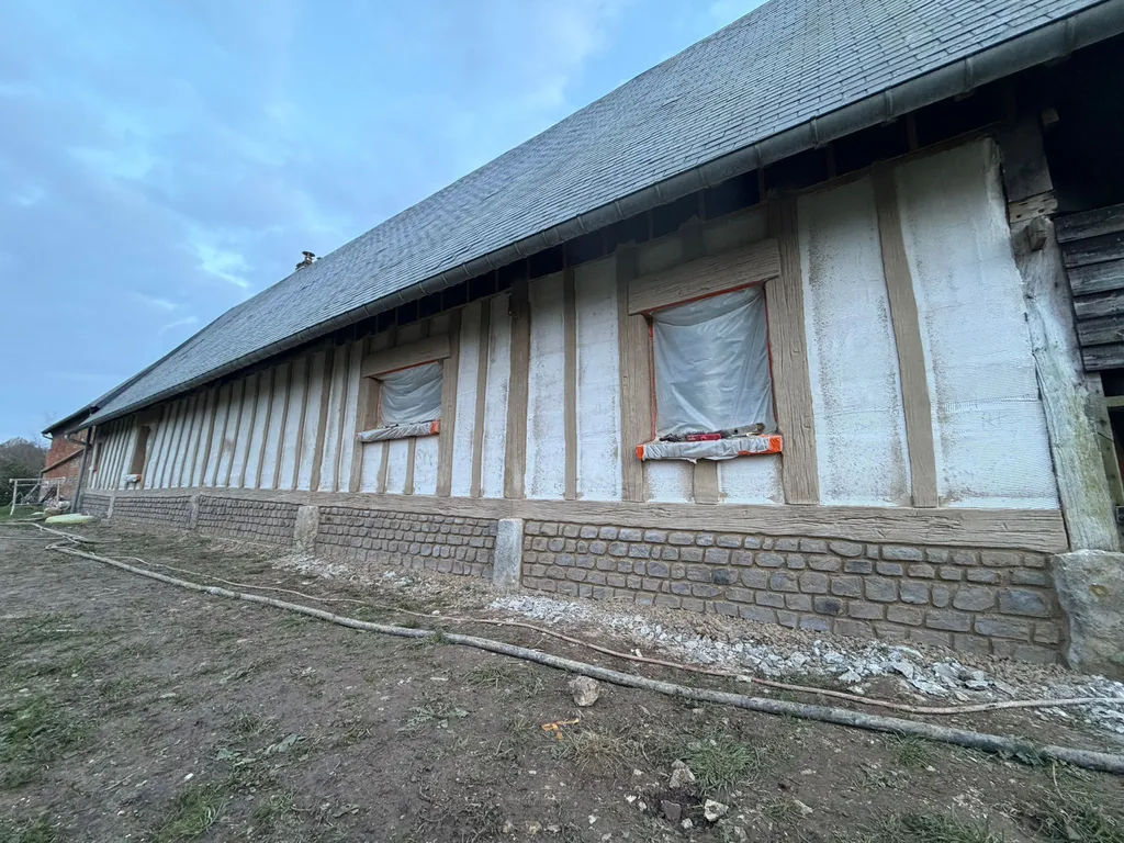 Professionnels expérimentés en ravalement de façades aspect colombage au Havre et ses alentours 76 : Redonnez du caractère à votre bâtisse à travers un effet bois sans ses contraintes – Devis gratuit