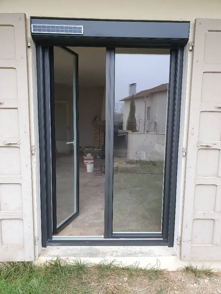 volet roulant électrique solaire gris foncé commander par une télécommande  posé à Ecully près de Lyon