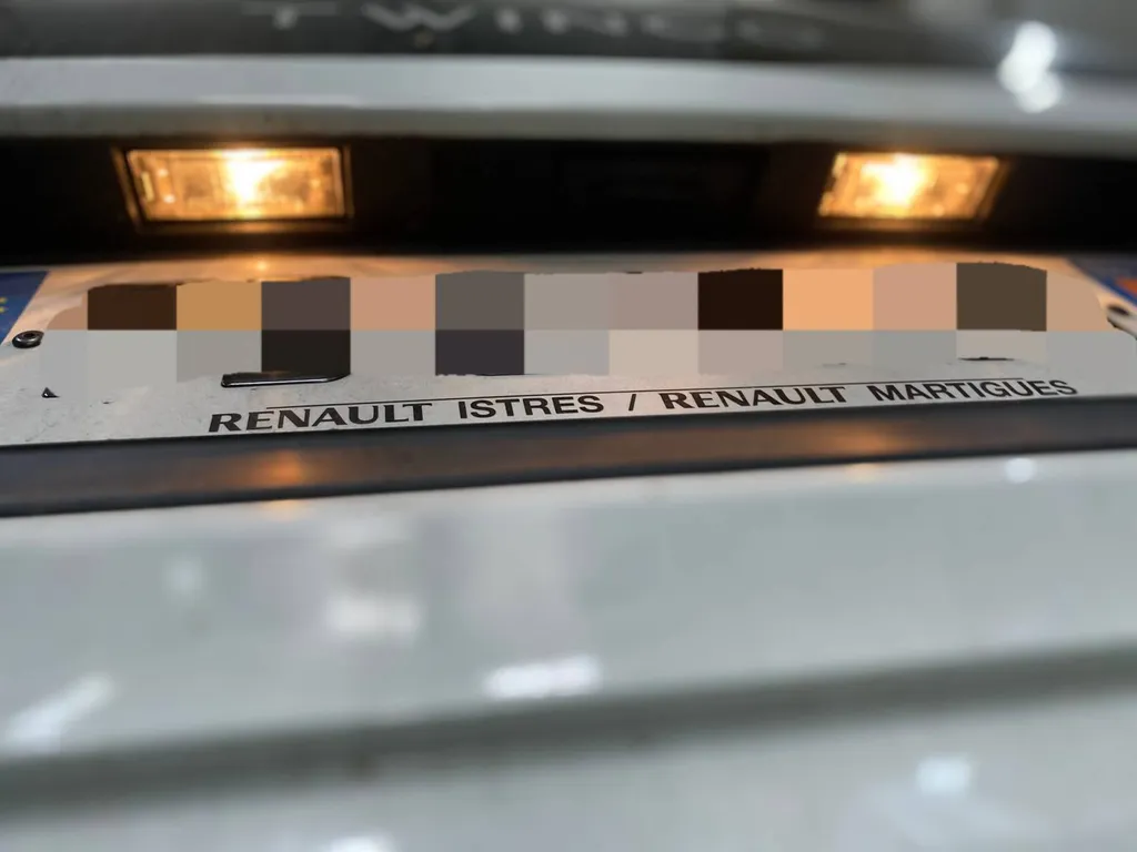 L'éclairage de votre plaque d'immatriculation arrière permet aux autres usagers de vous identifier lorsque vous roulez de nuit ou par mauvais temps