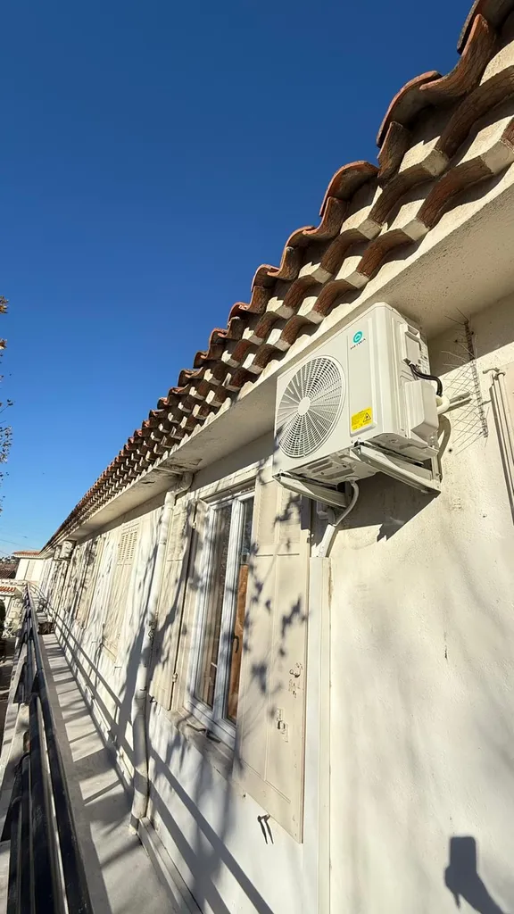 Installation d'une climatisation réversible HEIWA modèle Zen+ réalisé par PROXICLIM dans des bureaux à Aix-en-Provence 