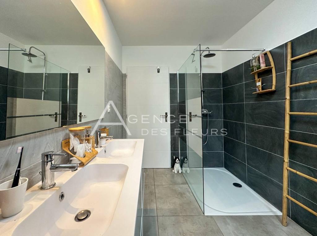 Magnifique plain-pied contemporain sur 832 m² de terrain clos.