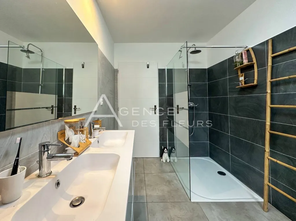 Magnifique plain-pied contemporain sur 832 m² de terrain clos.