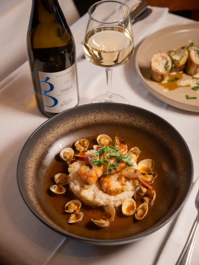 Risotto crémeux gambas, coquillages et jus de bisque