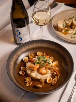 Risotto crémeux gambas, coquillages et jus de bisque
