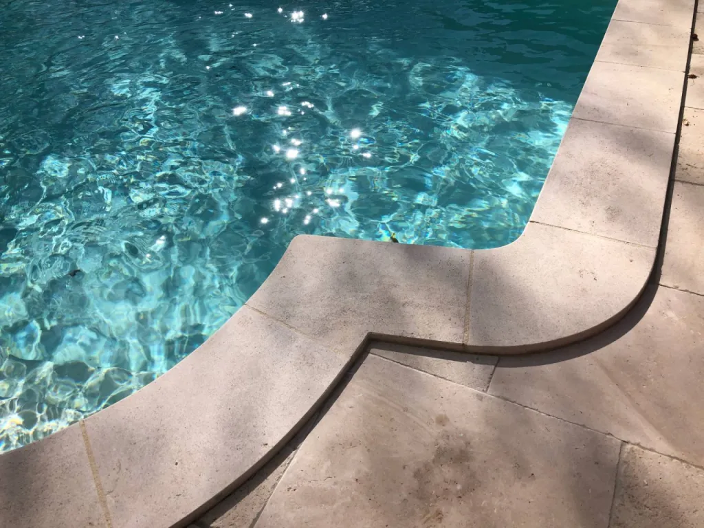 Margelle et dallage en extérieur et plage de piscine pierre de Dordogne et toutes pierres naturelles, proche Montpellier et Avignon