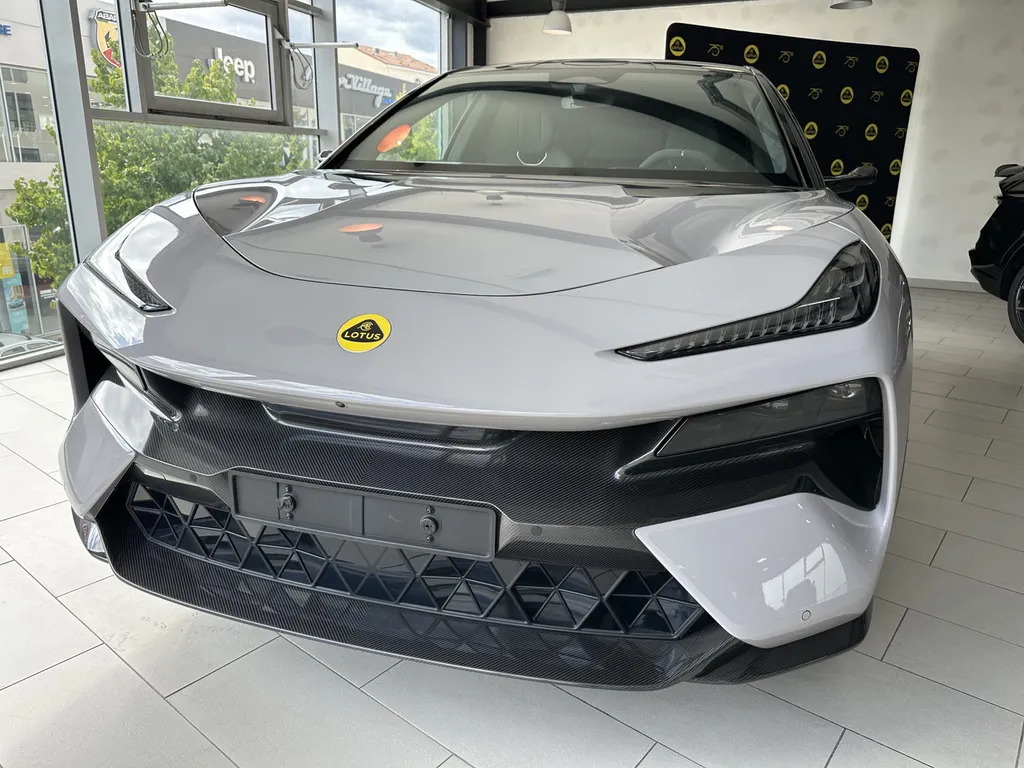Lotus Eletre : traitement céramique GYEON Pure et film PPF par EMB Detailing à Vaugneray proche de lyon 6