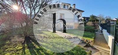 Maison de 3/4 chambres avec un jardin de 653 m² à Saint Germain en Laye proche des commodités et du lycée international