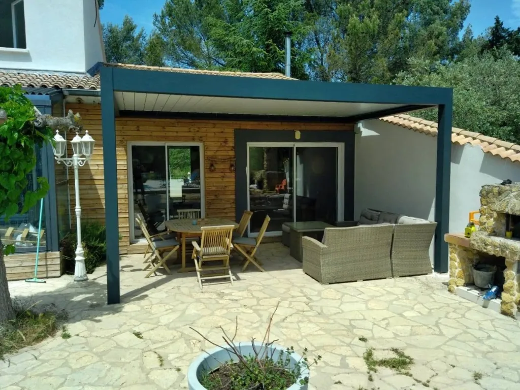 Installation d’une pergolas bioclimatique à lames orientables en aluminium TECHNAL avec éclairage LED et stores ZIP à Lançon-de-Provence