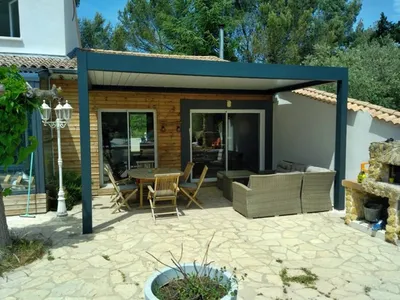 Installation d’une pergolas bioclimatique à lames orientables en aluminium TECHNAL avec éclairage LED et stores ZIP à Lançon-de-Provence