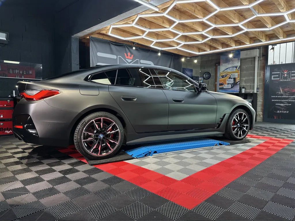 Pose de PPF « full-wrap » sur BMW i4 mate – EMB Detailing à Vaugneray, Lyon Ouest & Région