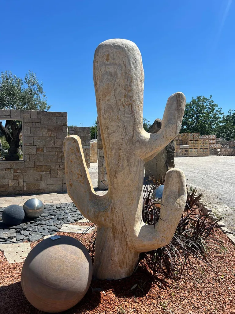 Monolythe cactus