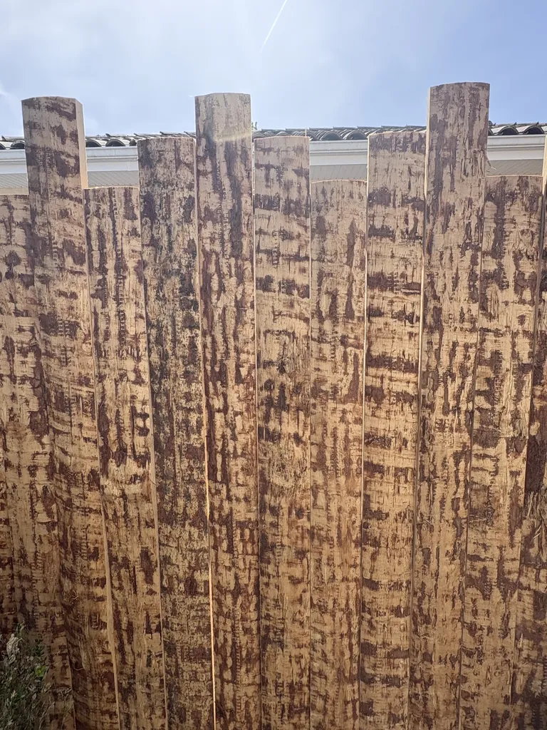 Clôture bois haut de gamme en croûte de pin à Sanguinet dans les Landes.