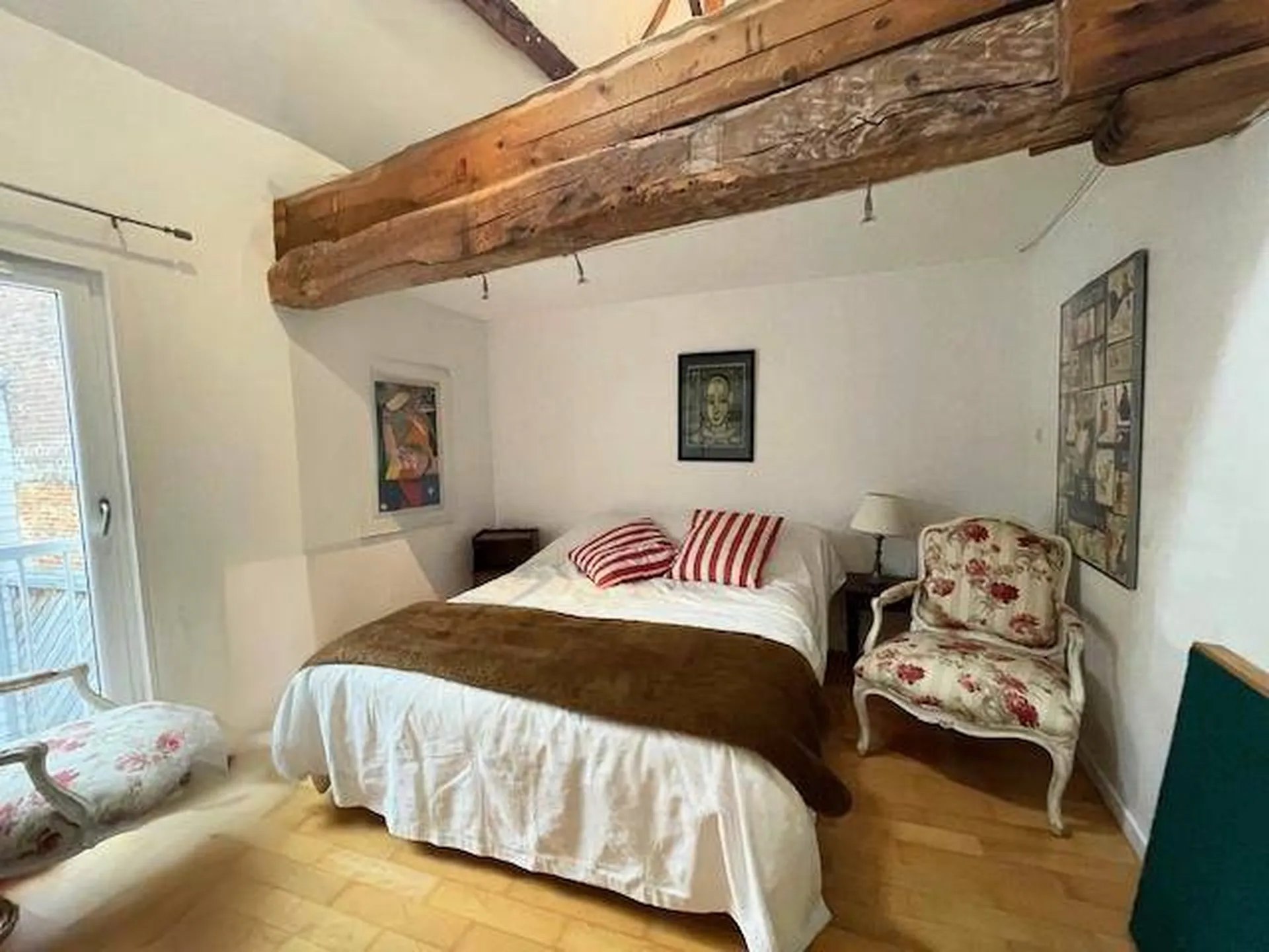 Maison de ville rénovée 230 m² avec 7 chambres, patio central, cave et grenier à vendre à Eu (76260), proche commerces et mer.