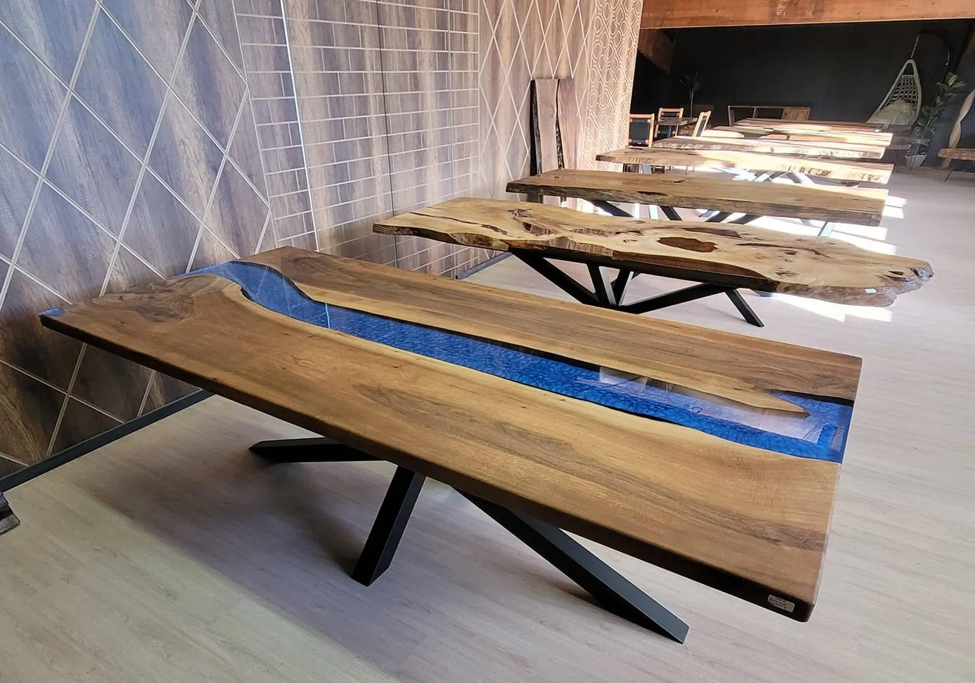Fabrication de mobilier et table en bois massif près de Martigues ...
