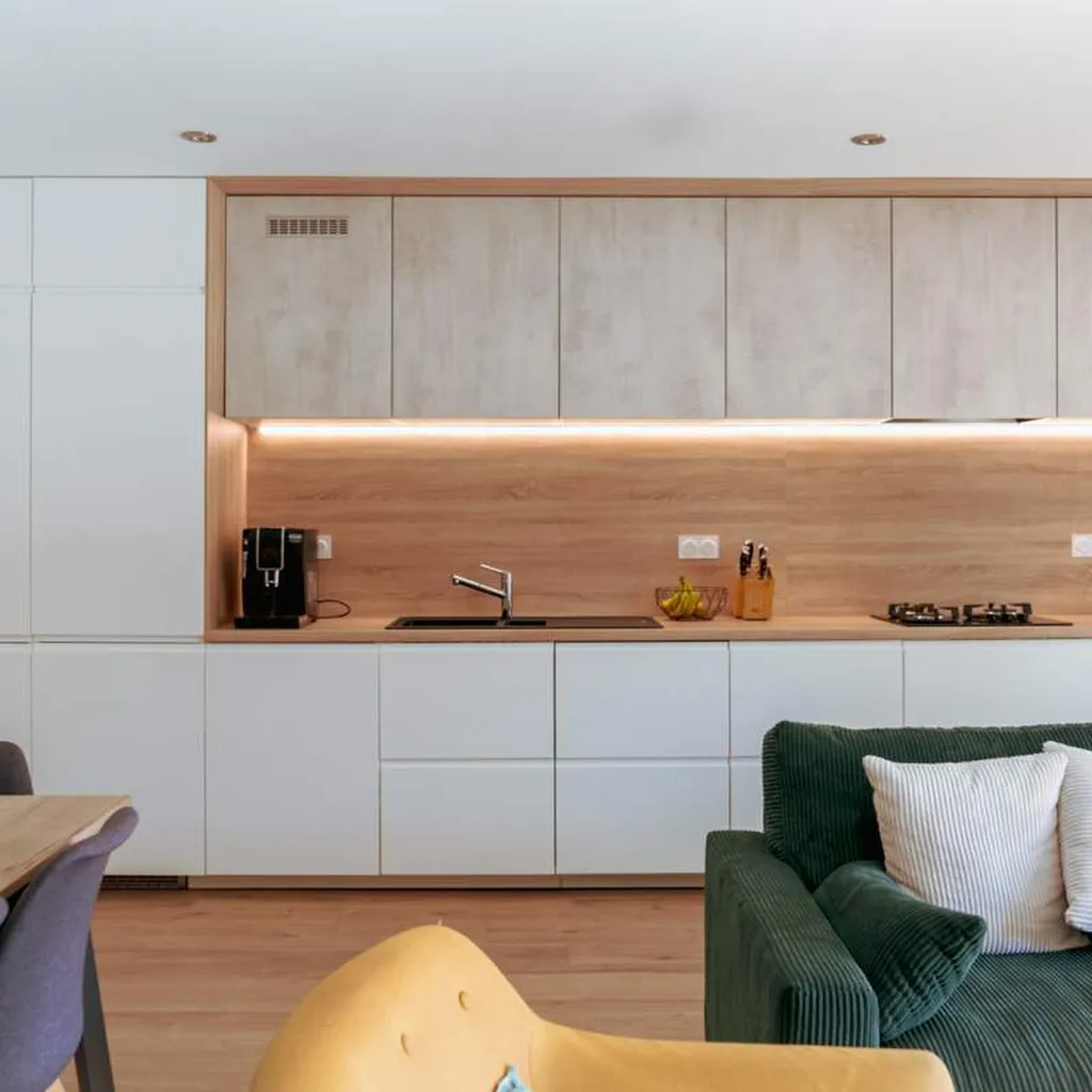 Architecte d’intérieur à Villeneuve-Tolosane pour la rénovation de séjours et cuisines sur-mesure avec matériaux de réemploi durables