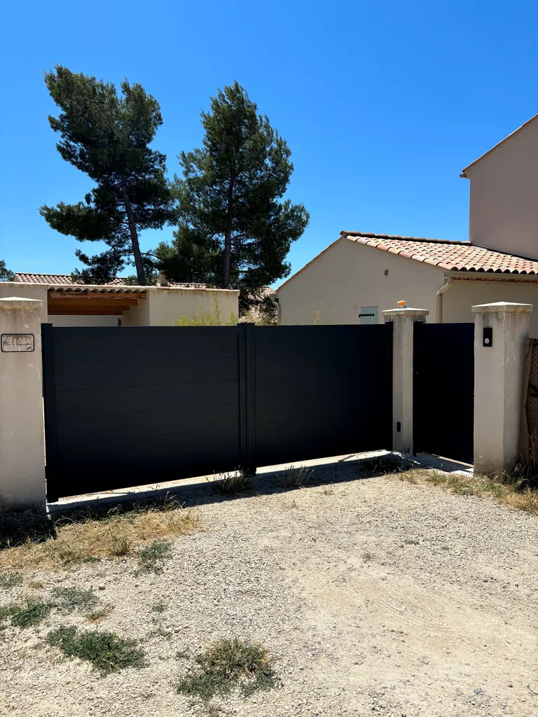 Pose d’un portail battant 2 vantaux en aluminium avec motorisation Somfy sur mesure à Saint-Saturnin-Les-Apt dans le Vaucluse