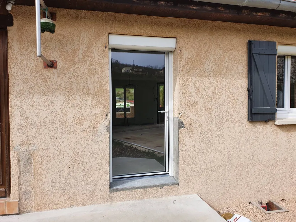volet roulant sur porte fenêtre blanche à Salle arbuissona dans le beaujolais