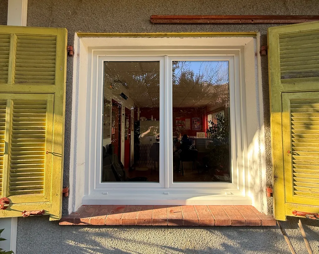 Fenêtre PVC PREMIO PLUS 74 en rénovation à Contes, double vitrage sécurité et confort thermique.