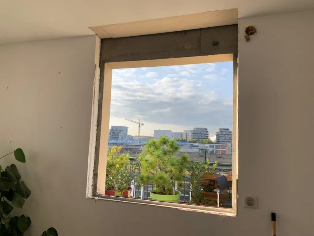 Fenêtres PVC de marque Bouvet modèle thermience avec combiné de volets roulants en dépose totale sur Lyon 69007 en région Rhône-Alpes