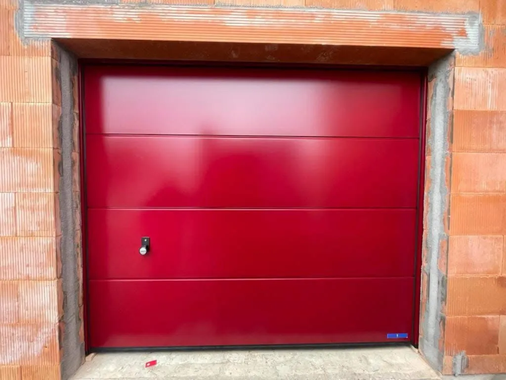 Installation d’une porte de garage rouge à Talence